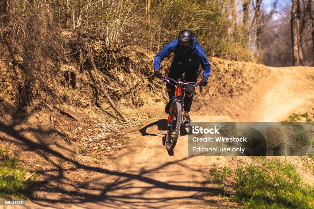 Hombre Adulto Caucásico Montando En Bicicleta En Fort Worth Texas Eeuu Foto  de stock y más banco de imágenes de Accesorio de cabeza - iStock
