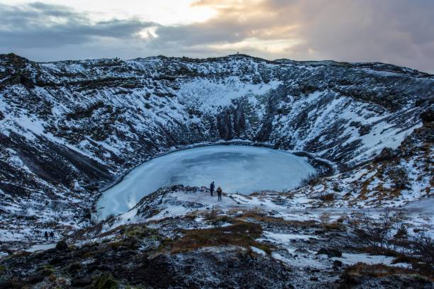 bela cena do lago nevado da cratera kerid em klausturholar, islândia sob o céu nublado escuro - kerith - fotografias e filmes do acervo