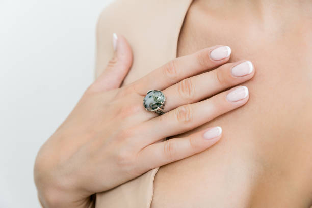 großer wunderschöner ring mit dem edelstein - jewelry fashion model women gem stock-fotos und bilder