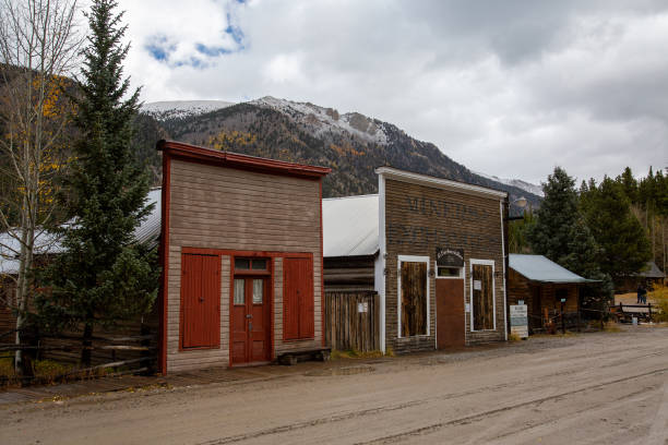 cidade fantasma de st elmo perto de tin cup pass nas montanhas rochosas do colorado, eua - st elmo - fotografias e filmes do acervo