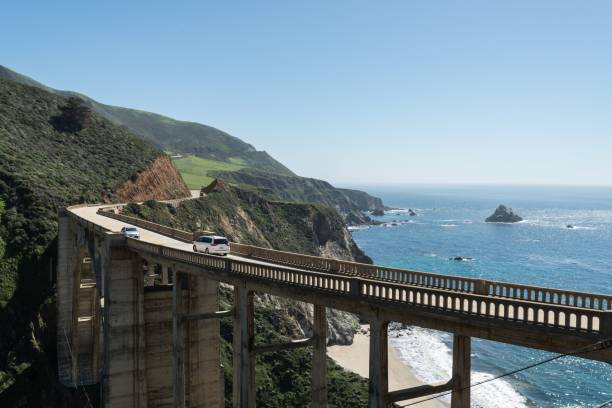 foto aérea da rodovia california state route 1 em uma ponte com vista para o mar - pacific coast highway - fotografias e filmes do acervo