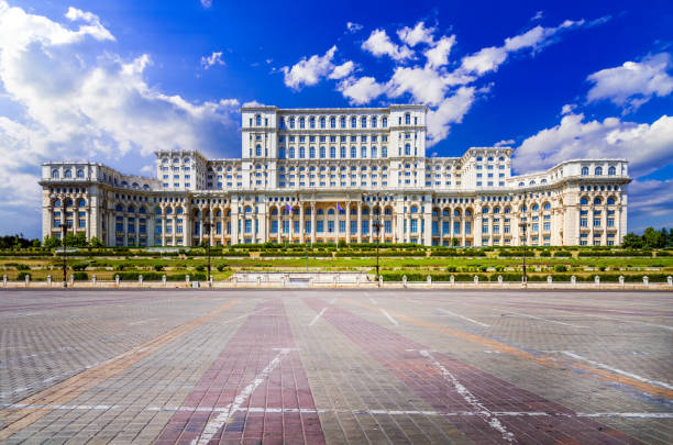 bucarest, roumanie. bâtiment du parlement ou maison du peuple dans la capitale roumaine. - roumanie photos et images de collection