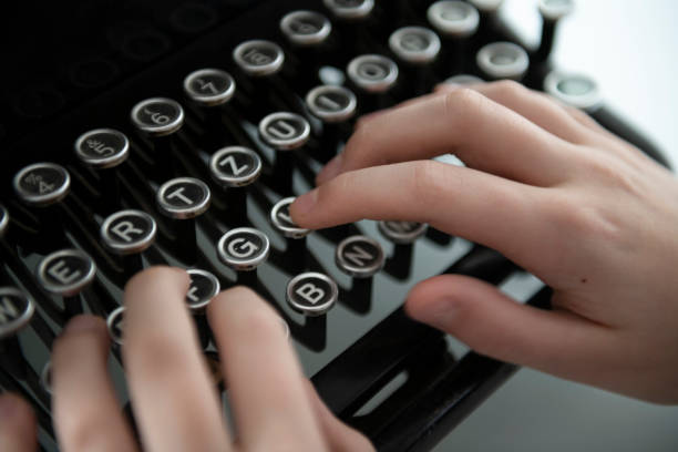 escribiendo en vieja máquina de escribir - typewriter typing machine old fotografías e imágenes de stock
