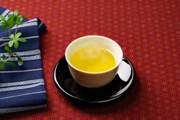 thé vert chaud (thé japonais) - japanese tea cup photos et images de collection