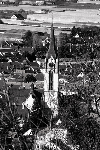 A vertical grayscale shot of a Handschuhsheim tower in Handschuhsheim, Germany