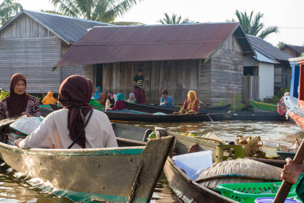 processo de compra e venda no mercado flutuante lok baintan em banjarmasin, indonésia - kalimantan - fotografias e filmes do acervo