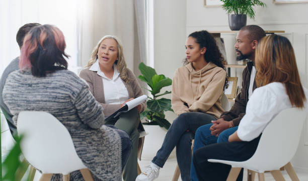 beratung, gruppen- und psychologiediskussion mit einer gruppe von diversity-menschen in der therapie von depressionen, stress und angstzuständen. männer und frauen heilen während des psychologentreffens über psychische gesundheit - half staff stock-fotos und bilder