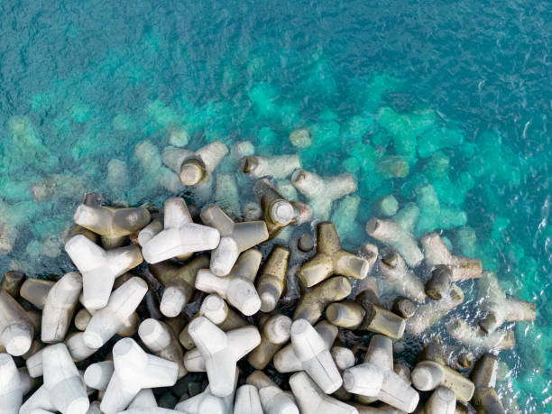 vista aerea del drone di un frangiflutti di cemento. - sea defence concrete foto e immagini stock