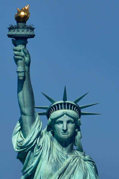 statue de la liberté - statue of liberty liberty statue flaming torch photos et images de collection