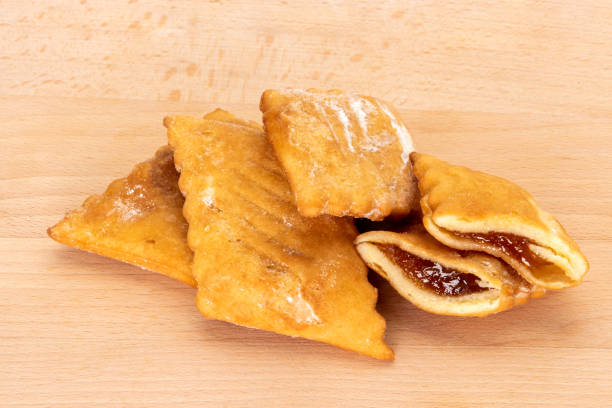 dessert angel wings ripieno di marmellata su tavolo di legno - marmalade baked biscuit brown foto e immagini stock