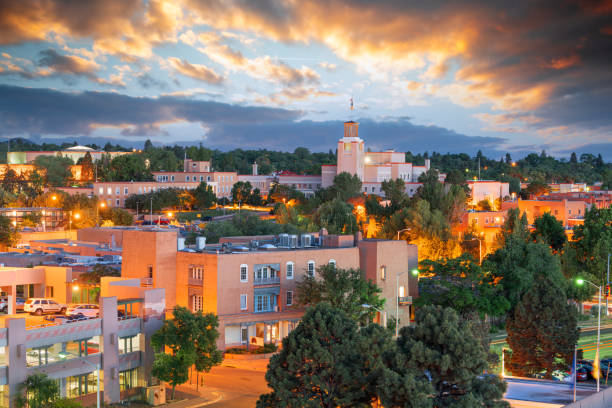 santa fe, nuovo messico, stati uniti downtown skyline - southwest usa house residential structure adobe foto e immagini stock