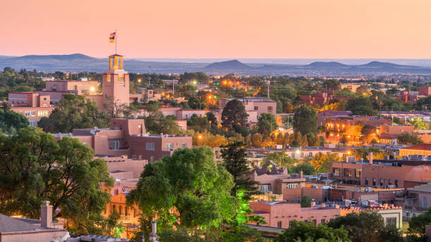 santa fe, nuovo messico, stati uniti downtown skyline - southwest usa house residential structure adobe foto e immagini stock