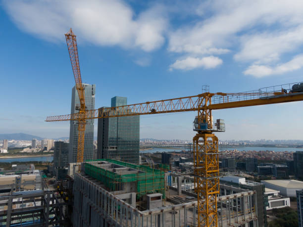 construction de gratte-ciel de centre commercial de la ville - aerial view office park business built structure photos et images de collection