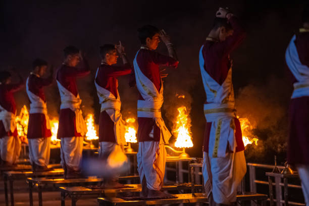 リシケシでガンジス川のアルティを行うヒンドゥー教の男性司祭 - 5943 ストックフォトと画像