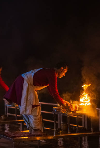 sacerdote maschio indù che esegue il fiume gange aarti a rishikesh - 5945 foto e immagini stock