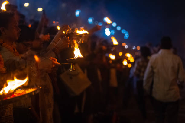 dévots hindous exécutant le gange aarti à rishikesh - 5956 photos et images de collection