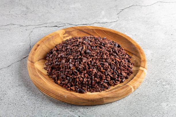 nibs de cacao en plato de madera. - cocoa cocoa bean chocolate brazil fotografías e imágenes de stock