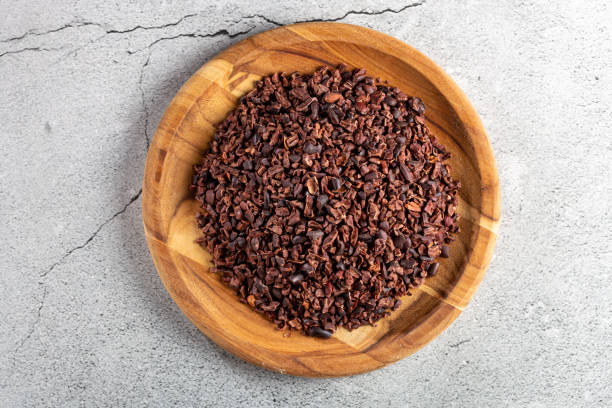 nibs de cacao en plato de madera. - cocoa cocoa bean chocolate brazil fotografías e imágenes de stock
