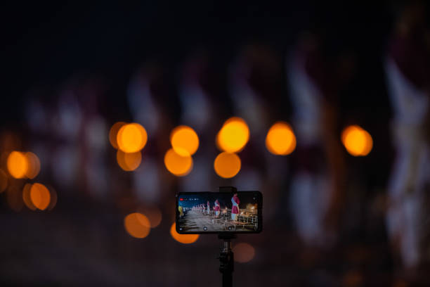 ganga aarti catturato sul cellulare durante l'esecuzione - 6005 foto e immagini stock