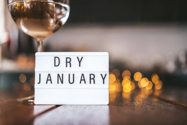 challenge dry january. wine glass with water. non-alcoholic month. - dry january stockfoto's en -beelden