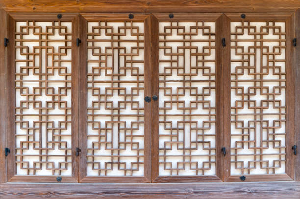 traditionelles holzfenster im chinesischen und koreanischen stil - shanghai temple door china stock-fotos und bilder