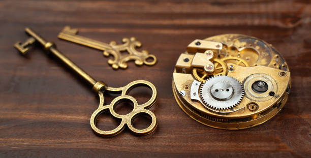 時計仕掛けの金色のビンテージキー、脱出室のゲームバナー - old fashioned antique lock machine part ストックフォトと画像