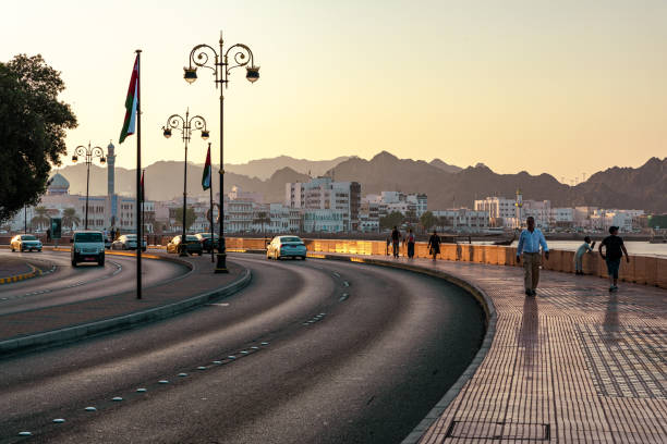 arquitetura tradicional de omã. cidade velha de mascate ao longo da mutrah corniche, omã. península arábica. - oman town arabia arabian peninsula - fotografias e filmes do acervo