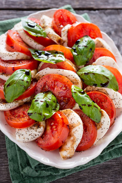 салат капрезе - caprese salad salad restaurant vinegar стоковые фото и изображения