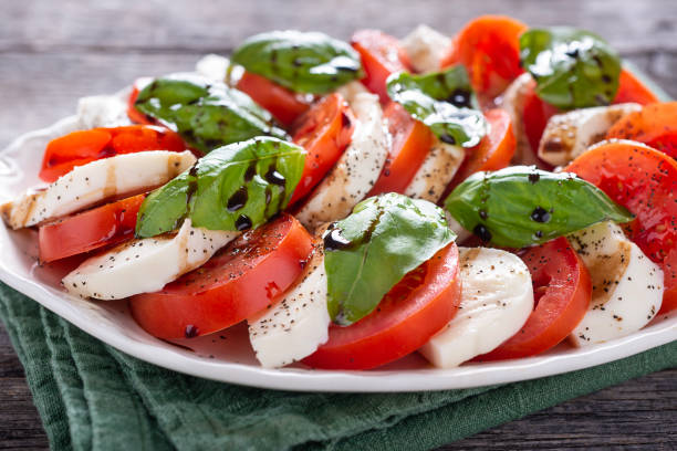 sałatka caprese - caprese salad zdjęcia i obrazy z banku zdjęć