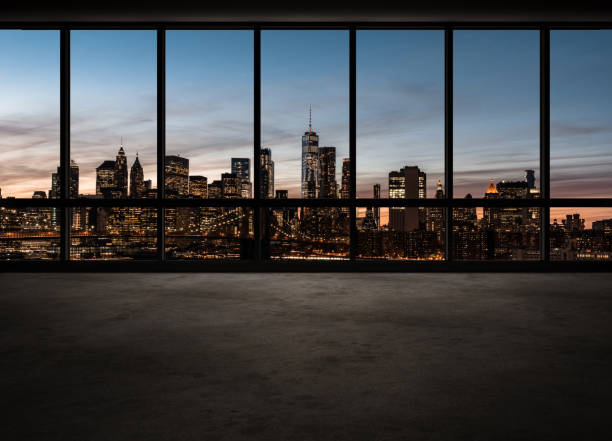 paisagem urbana fora das janelas à noite / manhattan, nyc - manhattan skyline downtown district night - fotografias e filmes do acervo