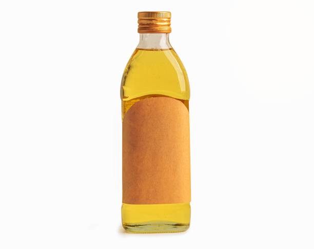овощная бутылка с оливковым маслом для приготовления пищи изолирована на белом фоне с обрезной дорожкой. - vinegar bottle herb white стоковые фото и изображения
