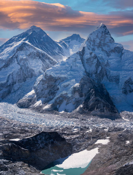 mount everest - himalayas mountain climbing nepal climbing foto e immagini stock