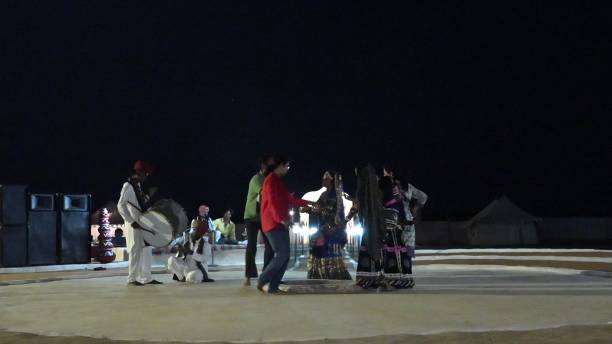 danse touristique urbaine avec des danseuses folkloriques du rajasthan - indian culture dancing dancer women photos et images de collection