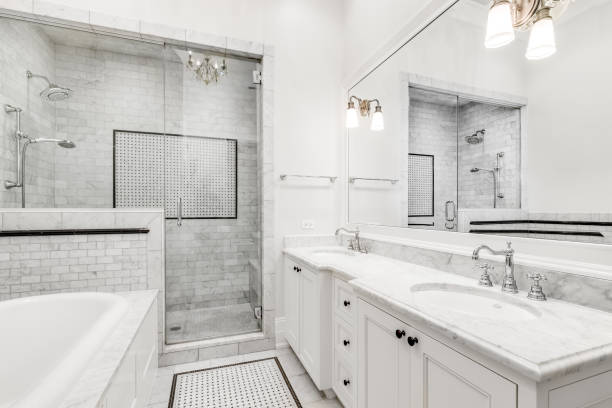 роскошная ванная комната с мраморной плиткой. - bathroom стоковые фото и изображения