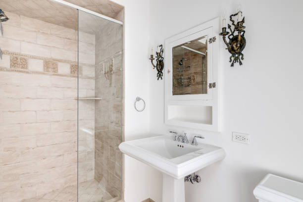 un piccolo bagno in stile medievale con doccia piastrellata. - sink bathroom pedestal tile foto e immagini stock