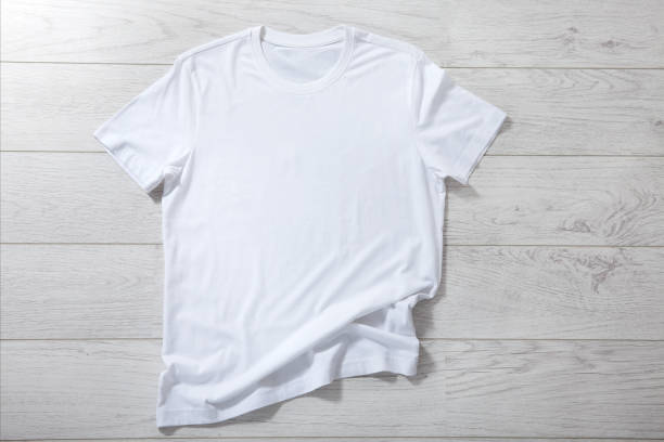 白いシャツのモックアップ – 白い背景にプリーツ、しわのあるTシャツの上面図