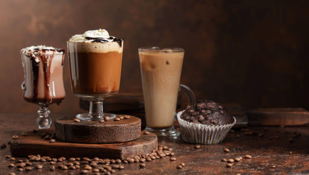 muffin de chocolate y cócteles de café. - latté cafe macchiato cappuccino cocoa fotografías e imágenes de stock