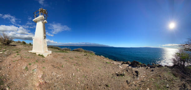 сверхширокоугольный вид маяка макгрегор пойнт на острове мауи, гавайи. - hawaiian culture flash стоковые фото и изображения