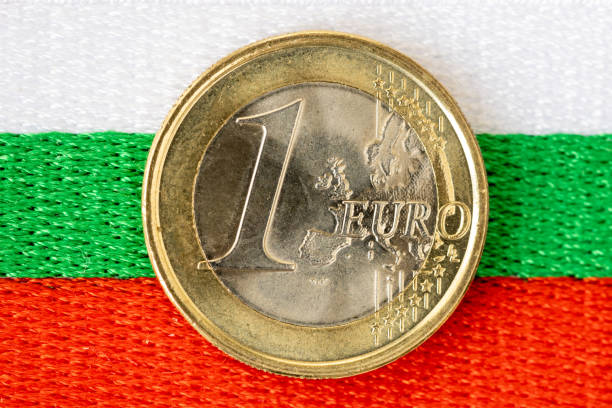 pièce en euros sur fond du drapeau bulgare, concept, adhésion de la bulgarie à la zone euro, adoption de la monnaie unique européenne - wallaroo photos et images de collection