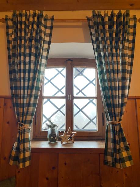 window in a bavarian mountain hut - home interior cabin shack european alps imagens e fotografias de stock