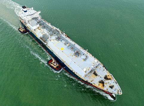 Golden Isaia entering a loading port (Darwin Harbour) with the assistance of 4 tug boats.