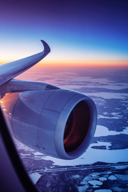 lufthansa airbus a350 vista da asa enquanto sobrevoa lagos congelados - fuselage - fotografias e filmes do acervo
