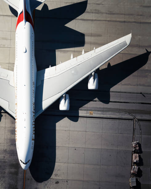 prospettive dall'alto verso il basso di un airbus a380 emirates all'aeroporto internazionale di los angeles - fusoliera foto e immagini stock