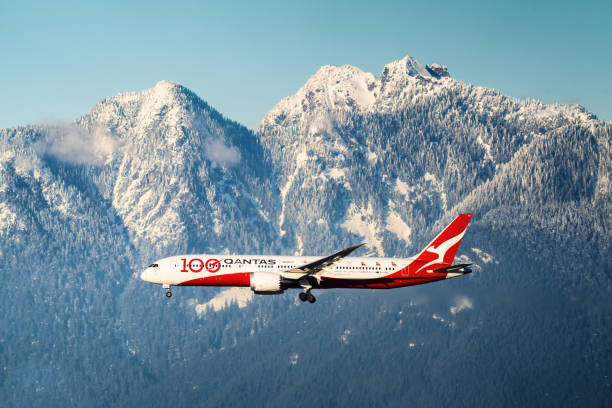 ливрея qantas boeing 787 "100th anniversary" летит перед горами на финале в международный аэропорт ванкувера - boeing 787 air vehicle airplane стоковые фото и изображения