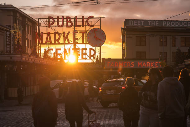 Seattle Market Seattle, USA – Dec 21, 2022: Late in the day the Pike Place Market sign and a vivid sunset just before Christmas. pike place market stock pictures, royalty-free photos & images