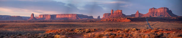 panoramafoto bei sonnenuntergang in der navajo nation, forrest gump point, highway 163, utah, usa, 14. februar 2020 - monument valley usa panoramic stock-fotos und bilder