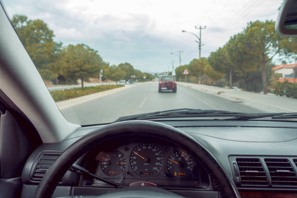 fahren ein auto - dashboard car windshield car stereo stock-fotos und bilder