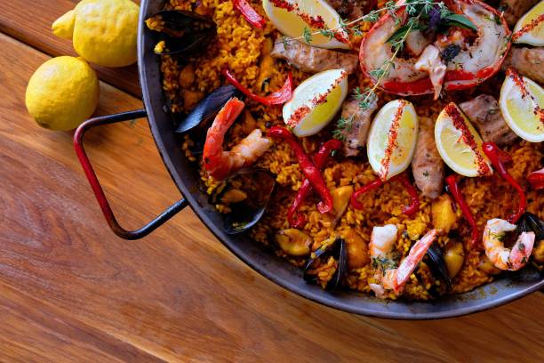 vue de dessus du délicieux plat de paella aux fruits de mer espagnol. - seafood lobster paella prepared shellfish photos et images de collection