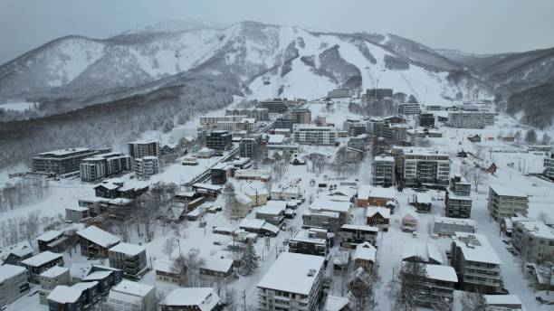 niseko, japan - ski slope overhead cable car snow frost stock-fotos und bilder