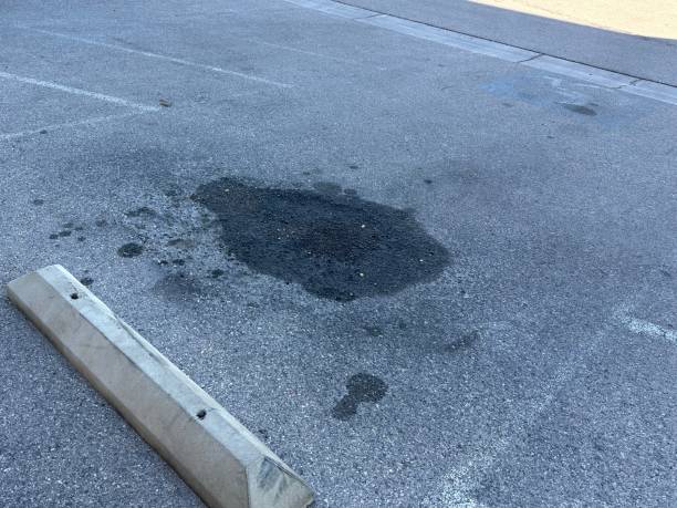 buraco no estacionamento - pot hole parking lot hole asphalt - fotografias e filmes do acervo